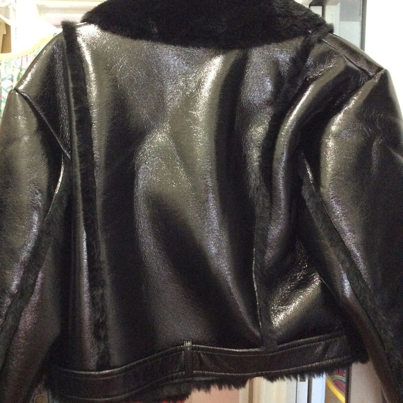 NBD Aya Faux Shearling Cropped Jacket. Black. LG. - Picture 10 of 10
